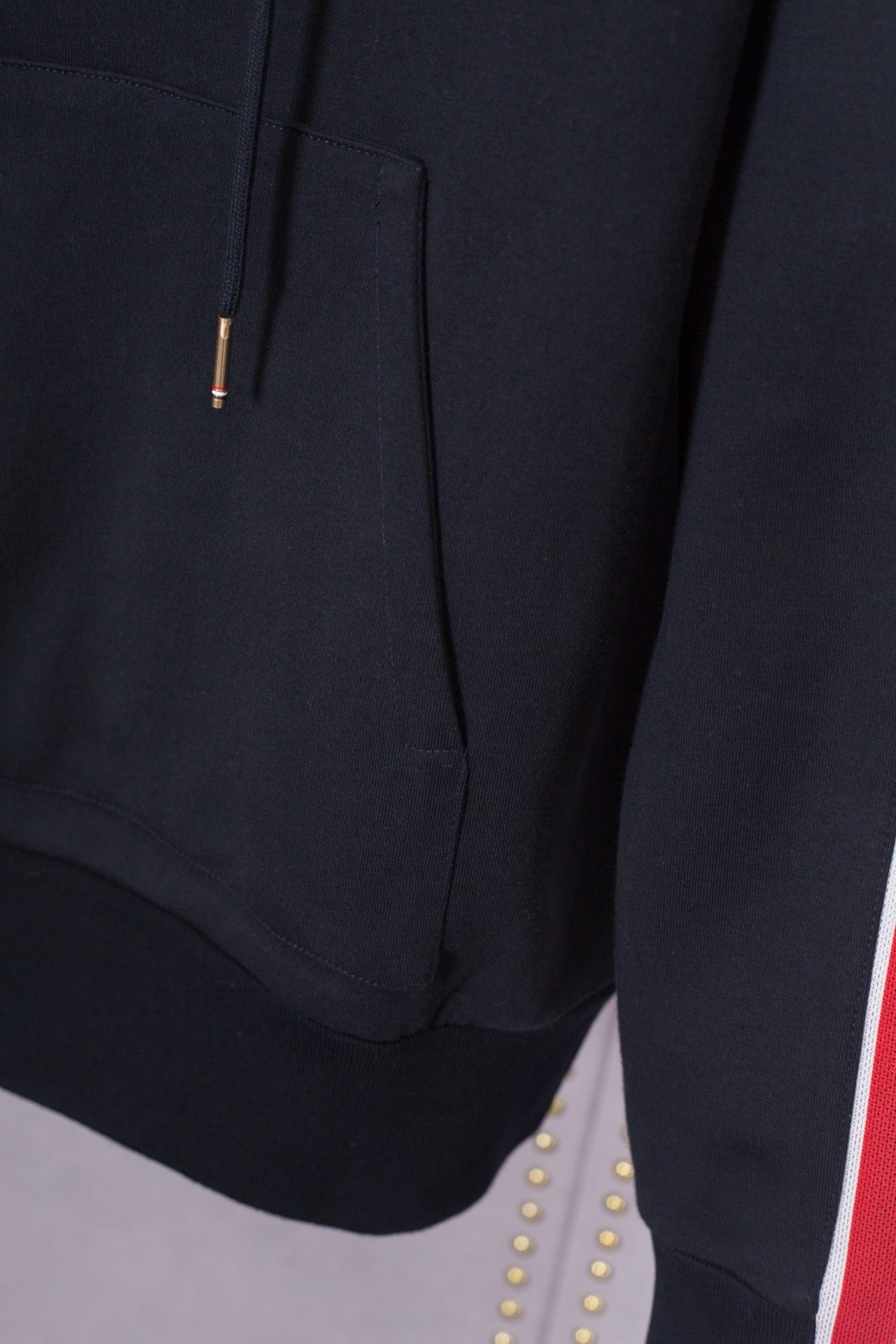 Chaqueta negra y gris