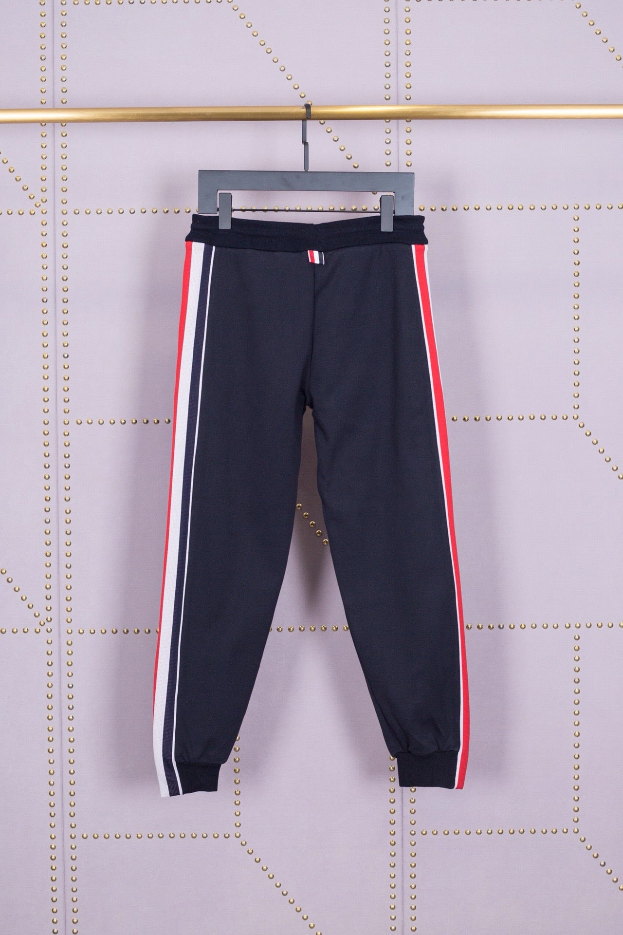 بنطال أسود ورمادي