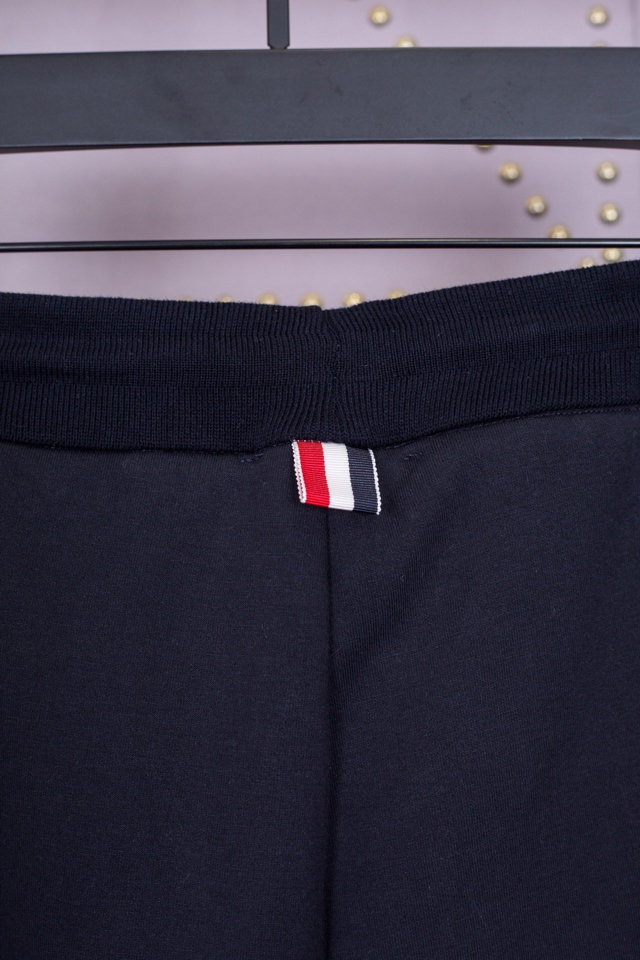 بنطال أسود ورمادي