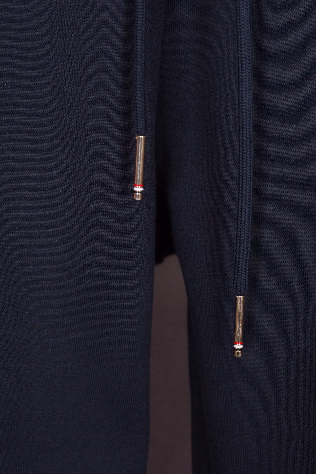 بنطال أسود ورمادي