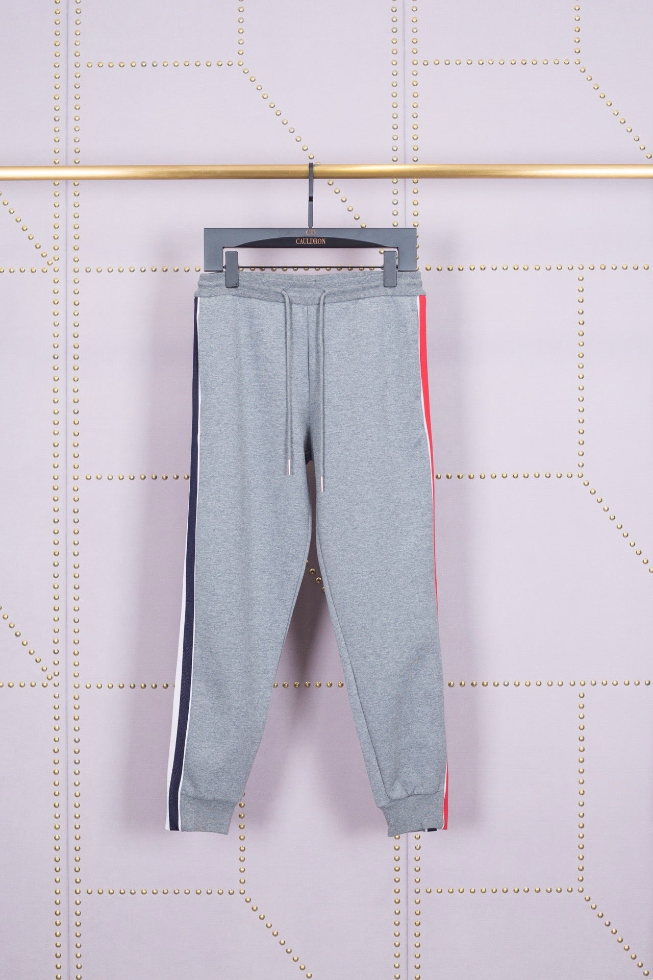 بنطال أسود ورمادي