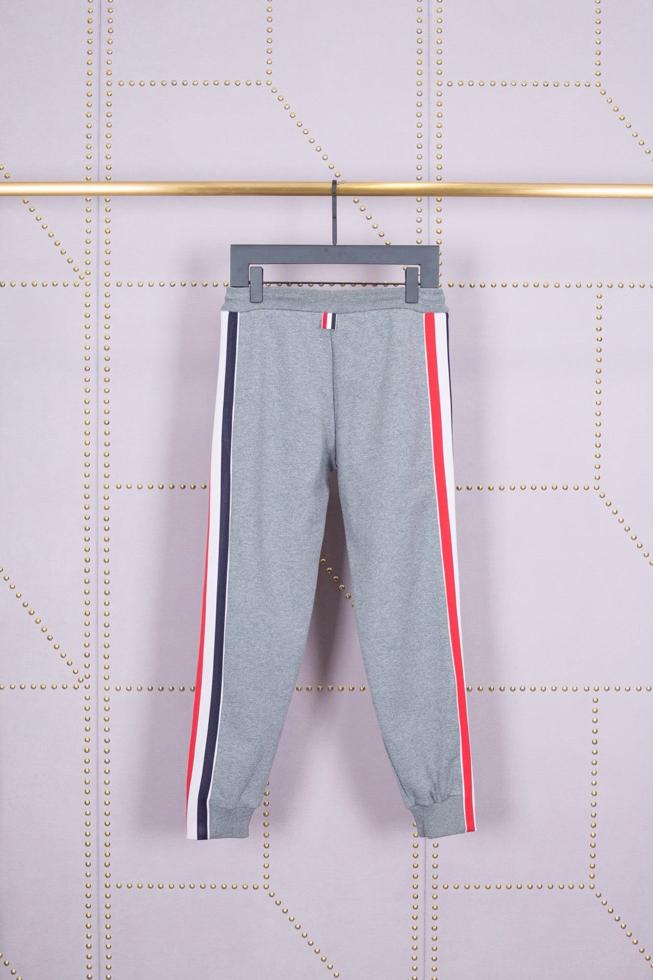 بنطال أسود ورمادي