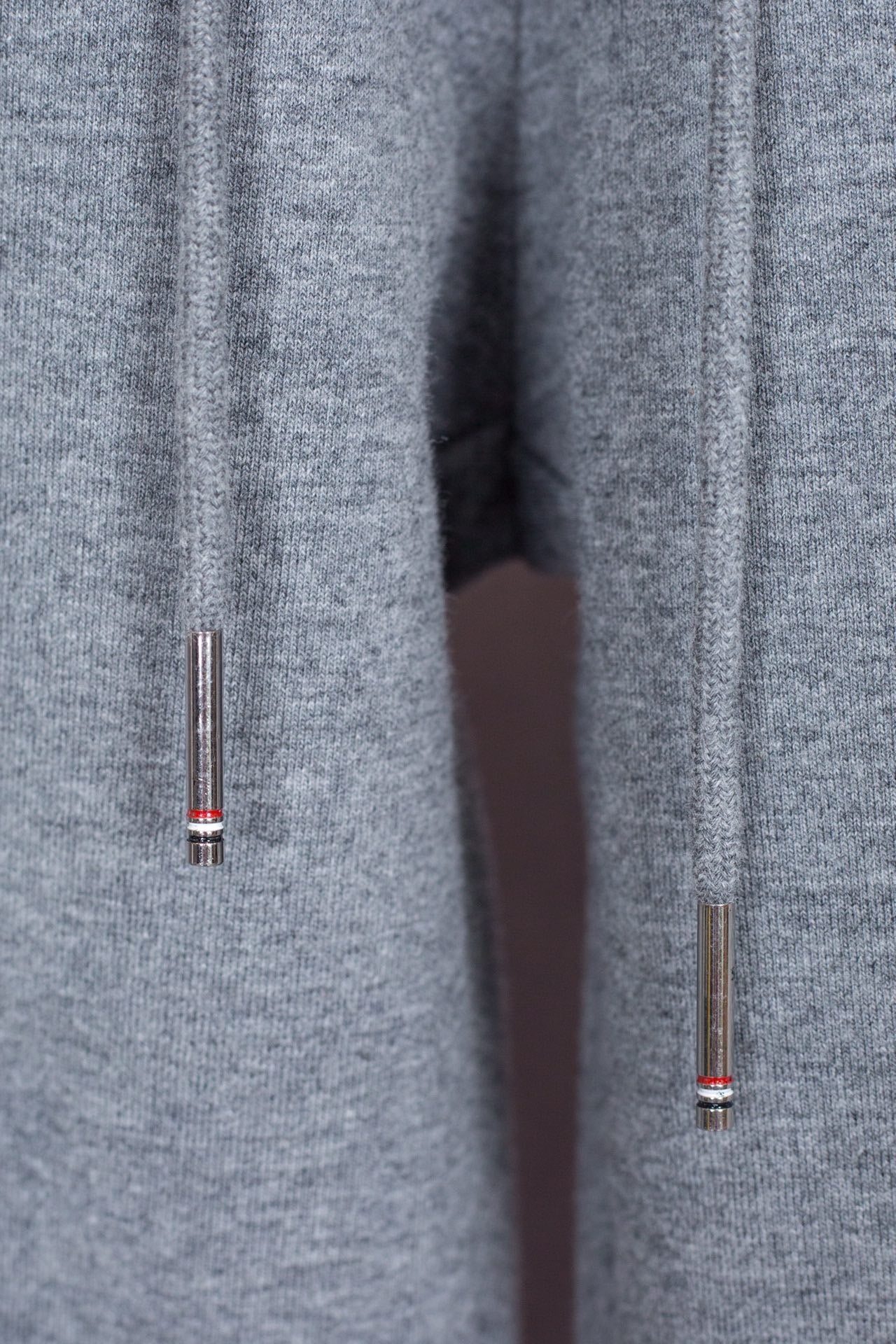 بنطال أسود ورمادي