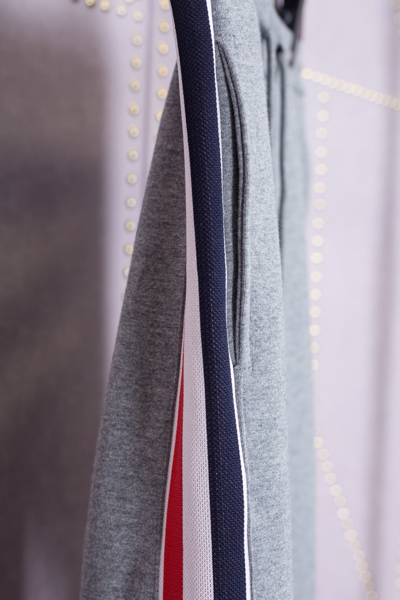 بنطال أسود ورمادي