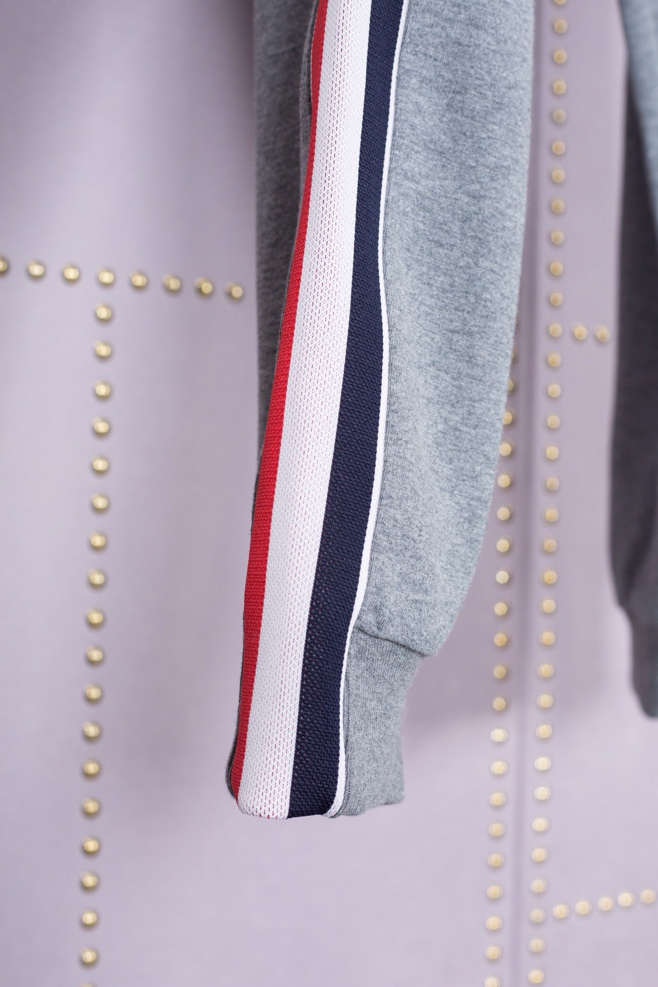 بنطال أسود ورمادي