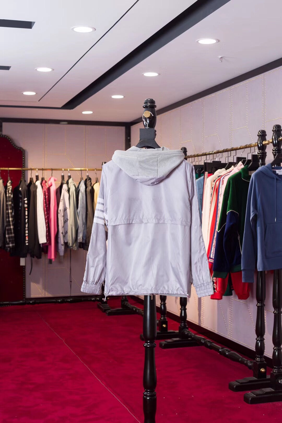 Chaqueta negra y gris