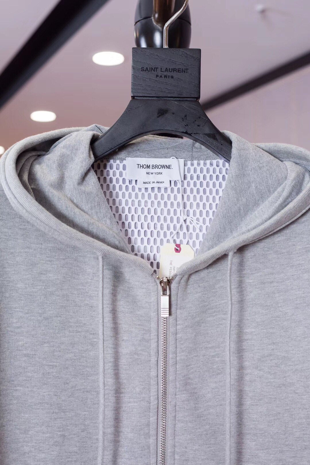 Chaqueta negra y gris