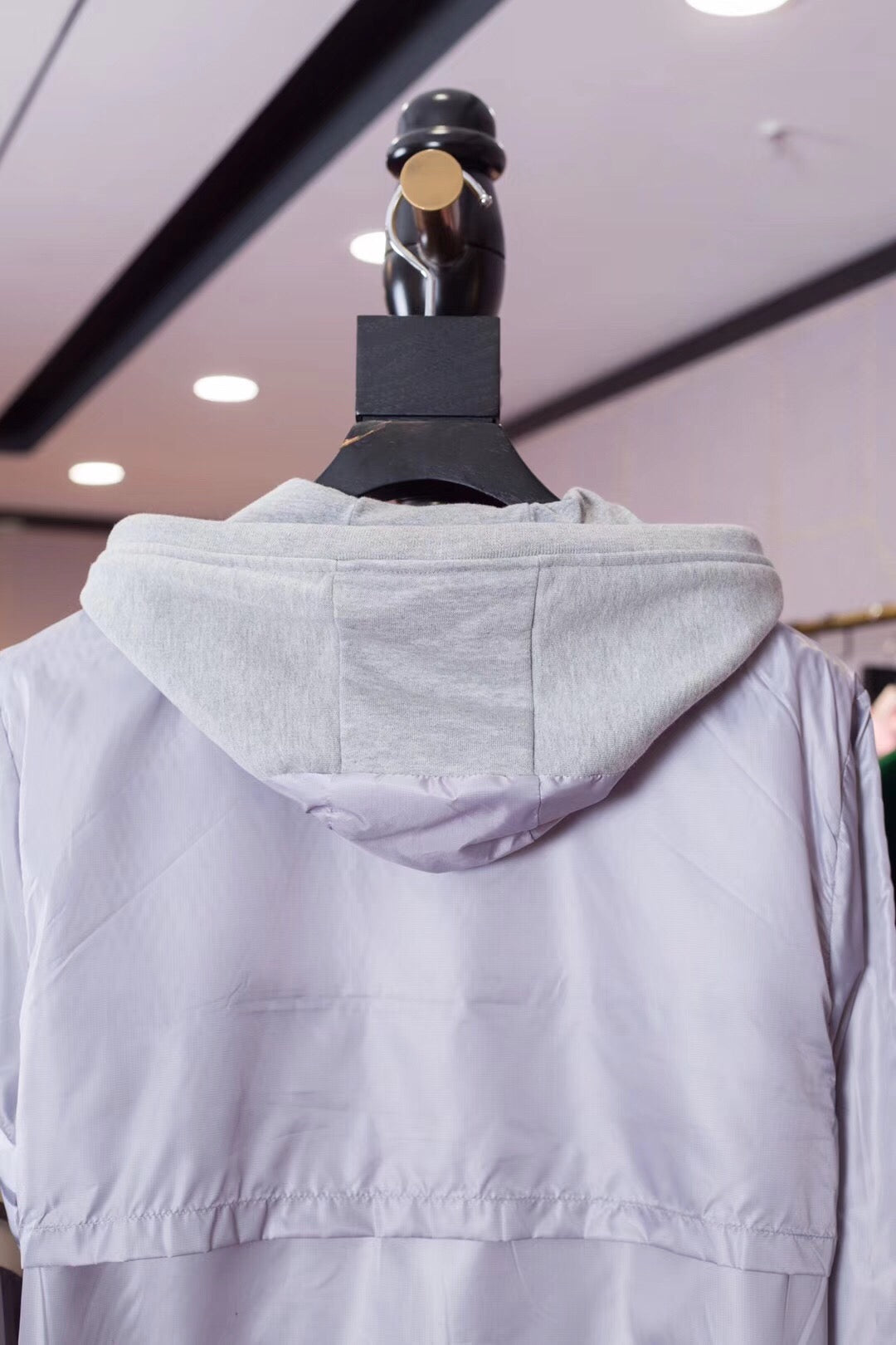 Schwarze und graue Jacke