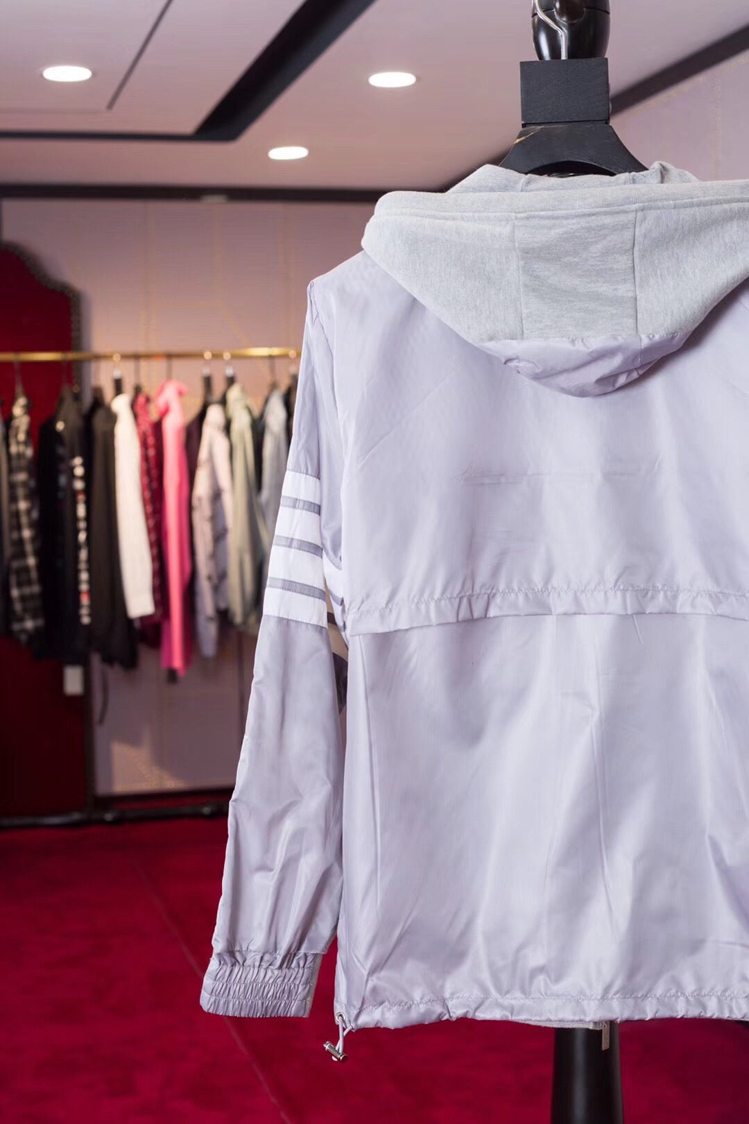 Chaqueta negra y gris