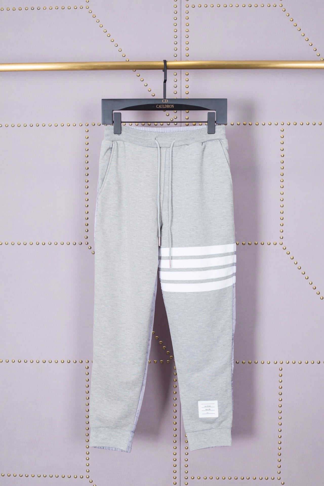 Schwarze und graue Hose