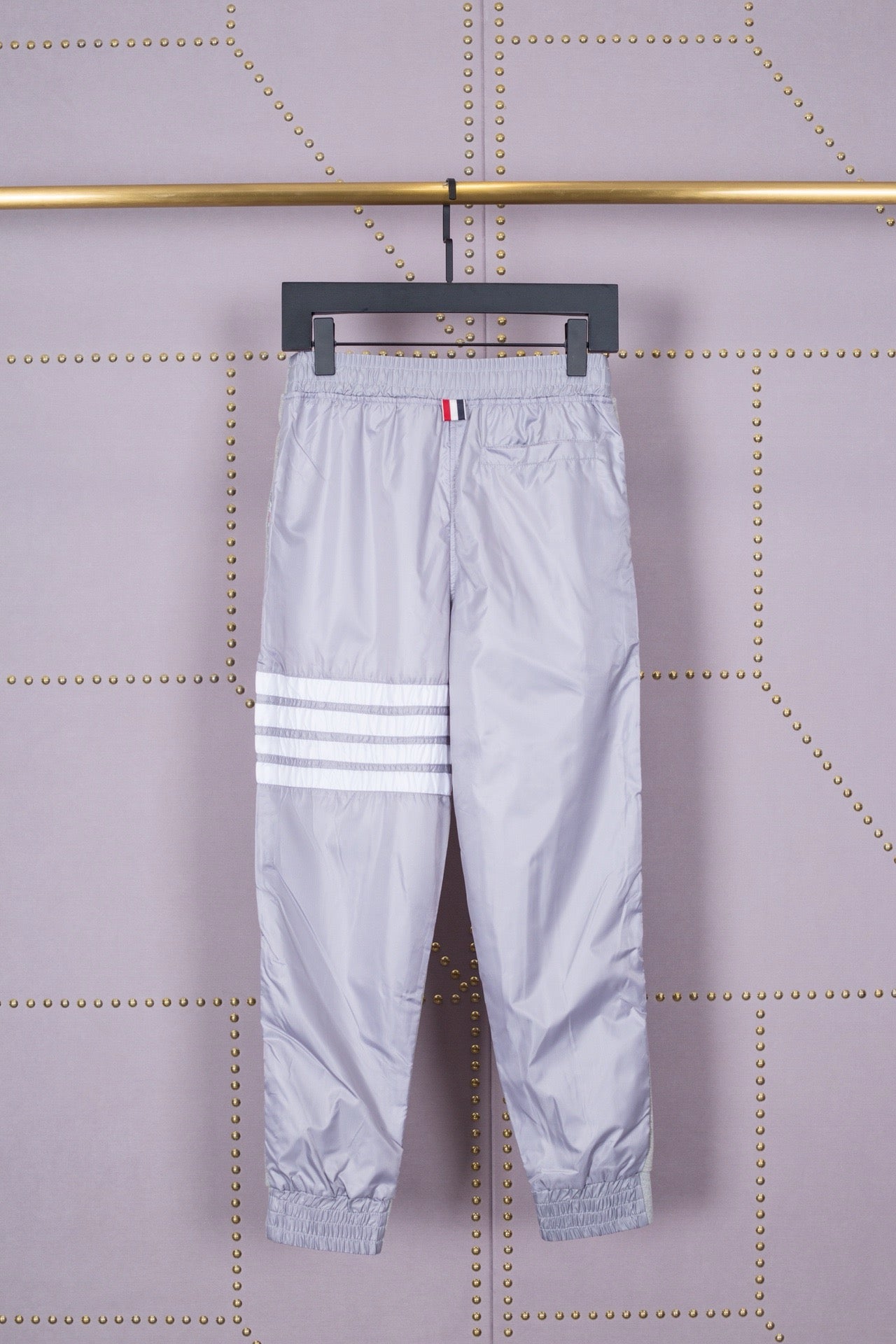 Schwarze und graue Hose