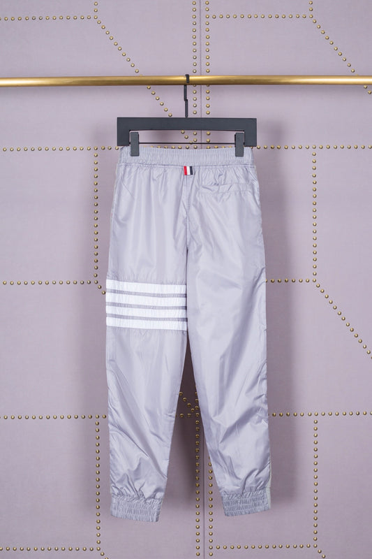 بنطال أسود ورمادي