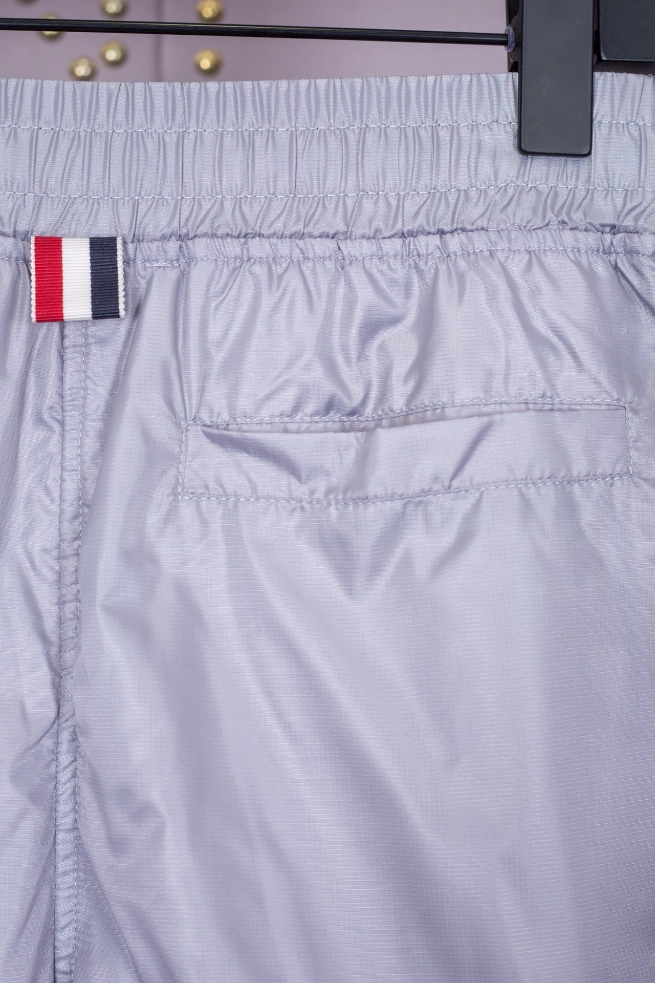 Schwarze und graue Hose