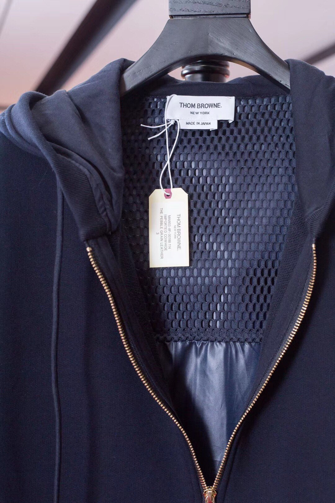 Schwarze und graue Jacke
