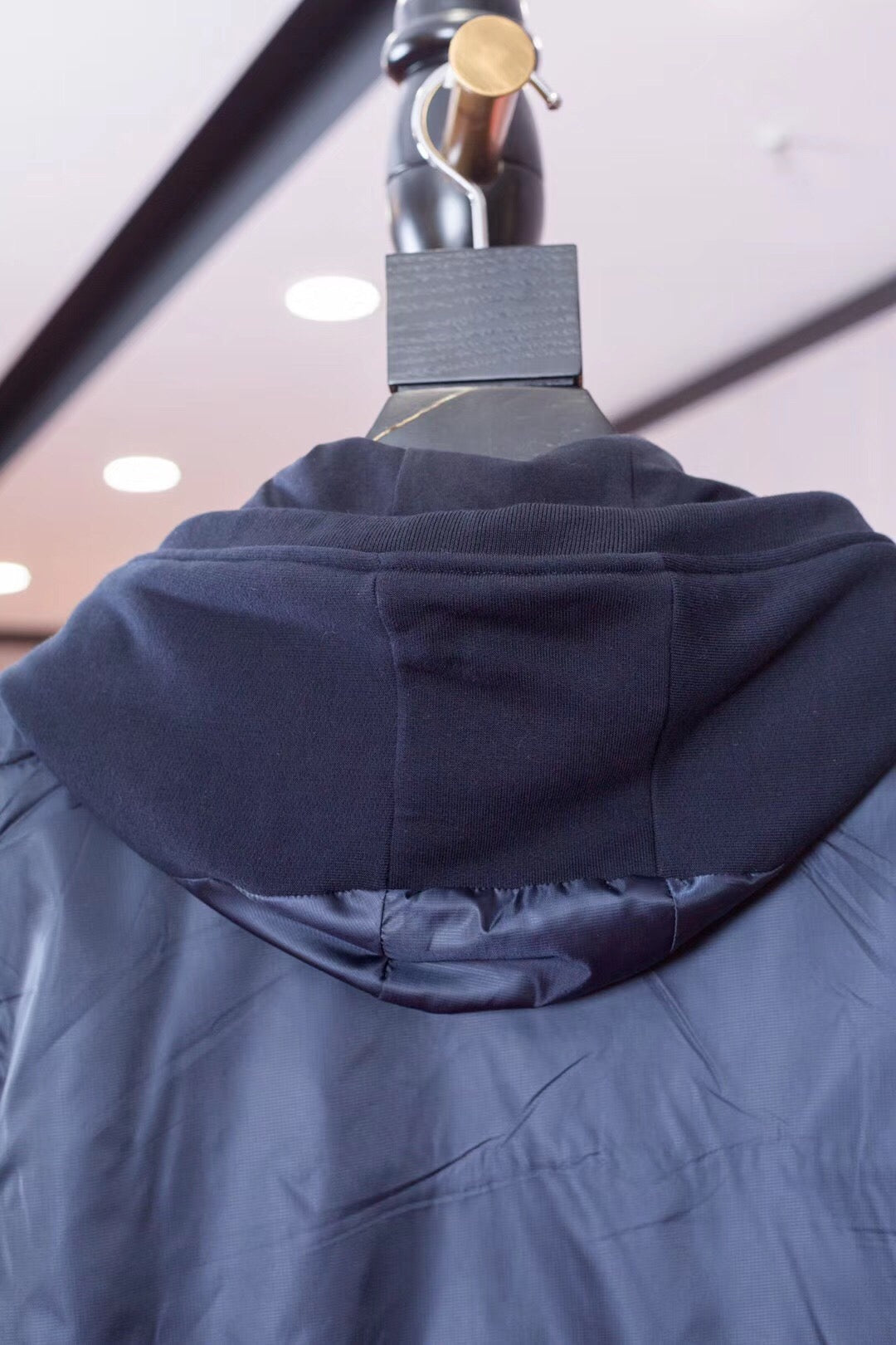 Schwarze und graue Jacke
