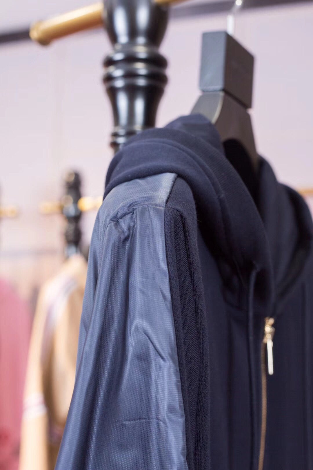 Schwarze und graue Jacke