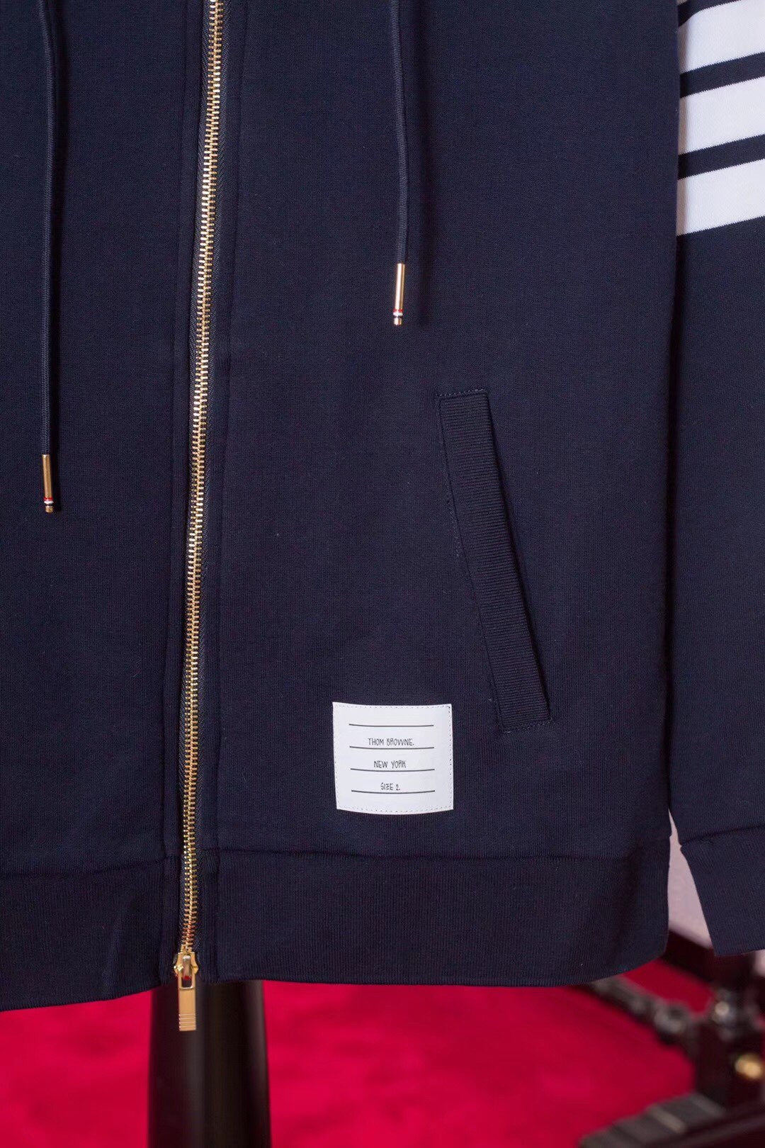 Schwarze und graue Jacke