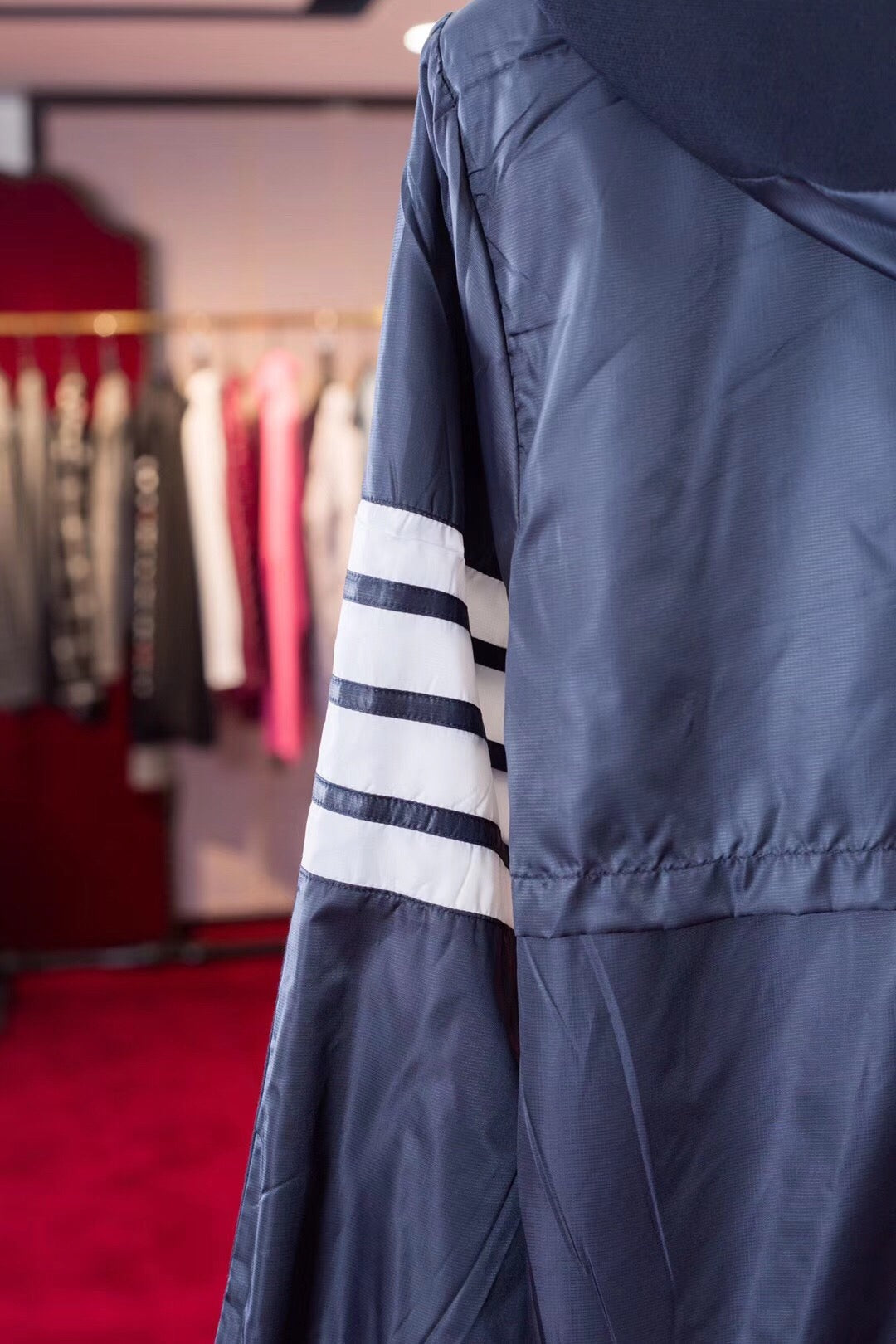 Schwarze und graue Jacke