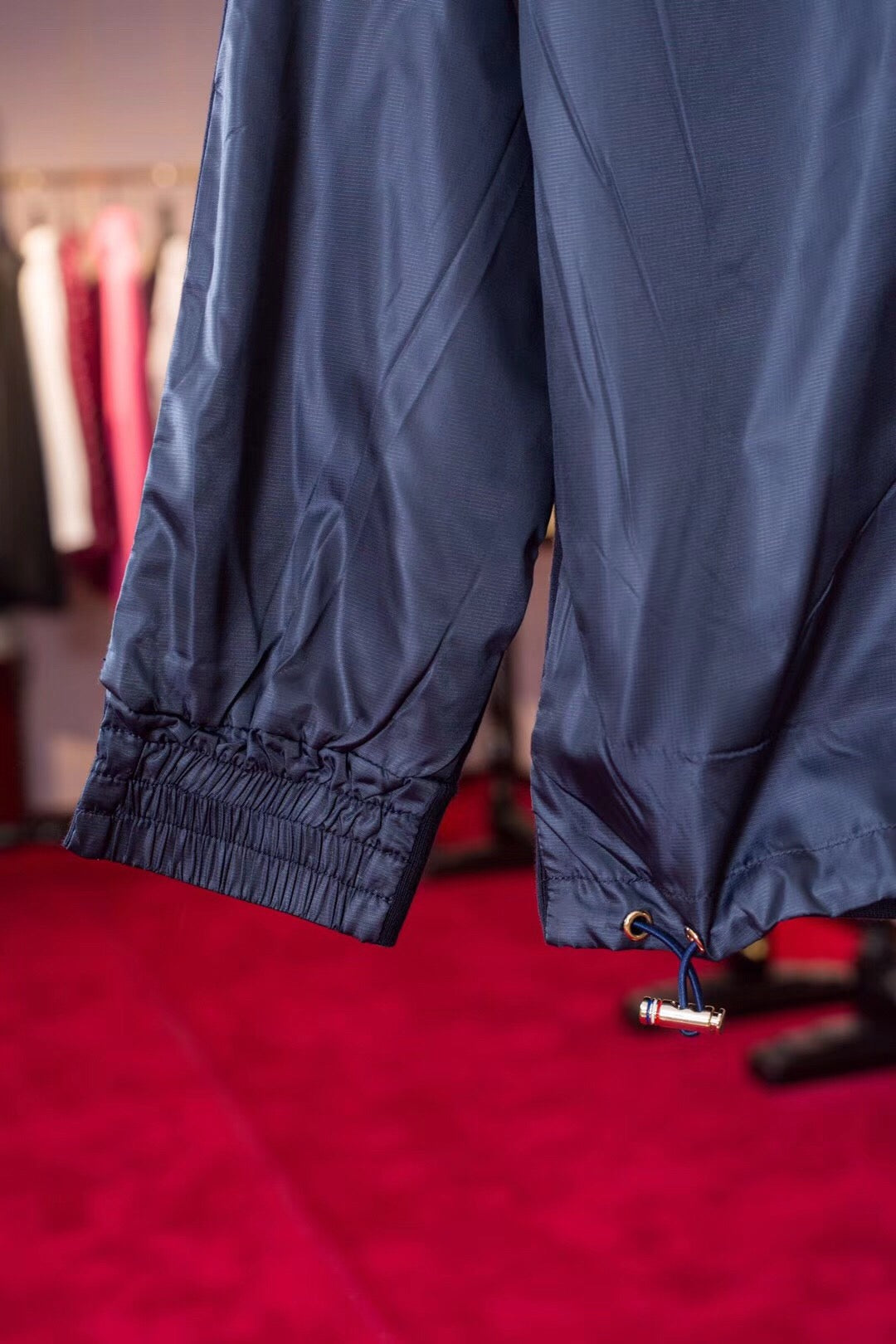 Chaqueta negra y gris