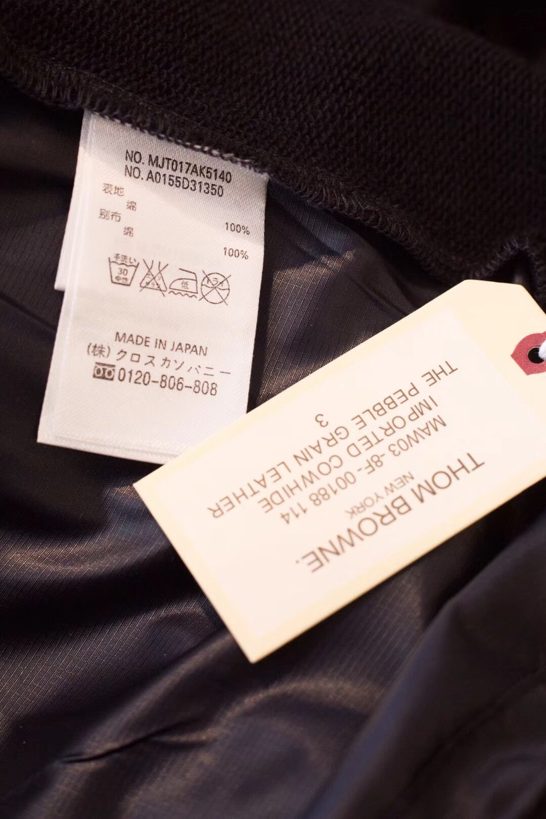 Schwarze und graue Jacke