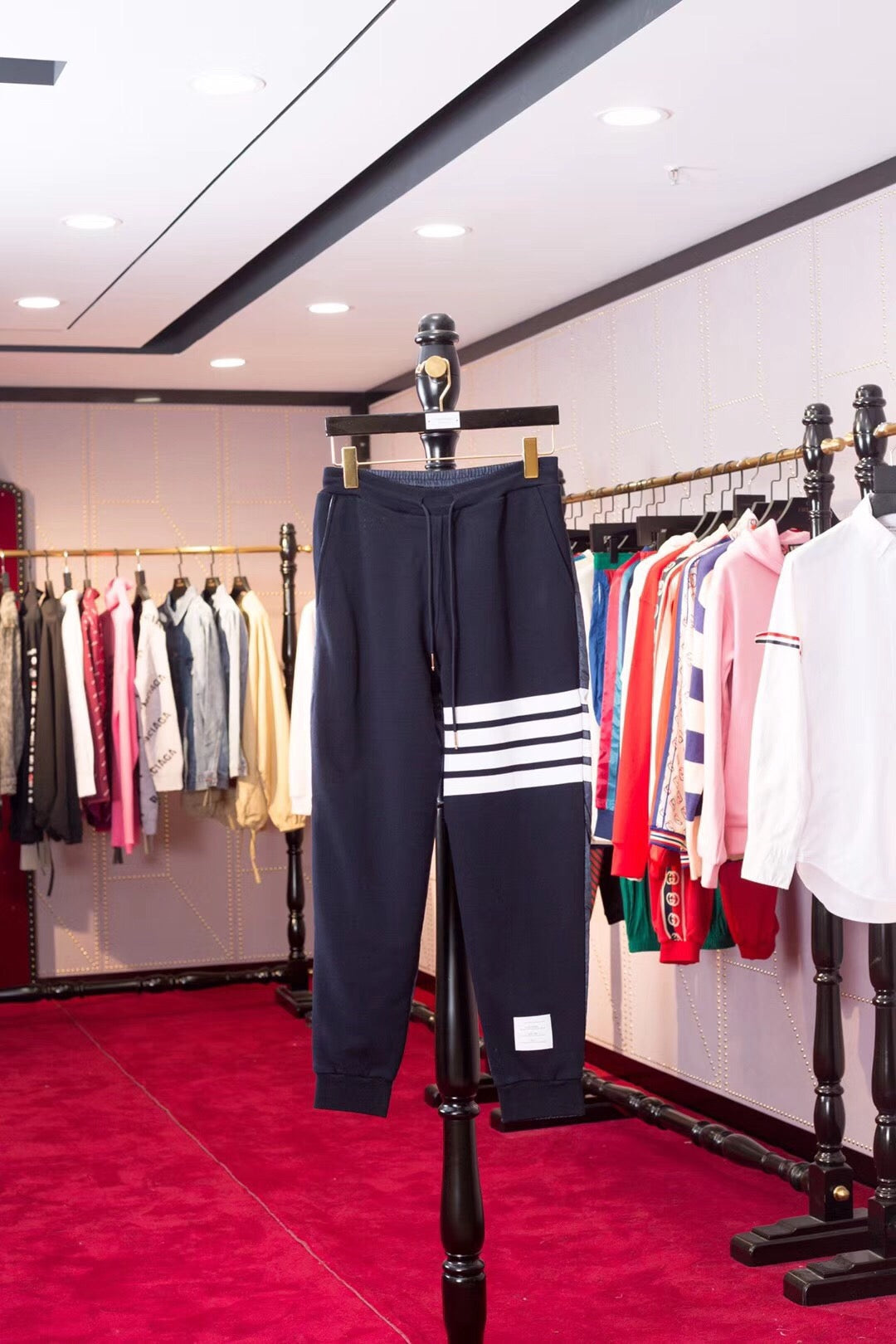 Schwarze und graue Hose