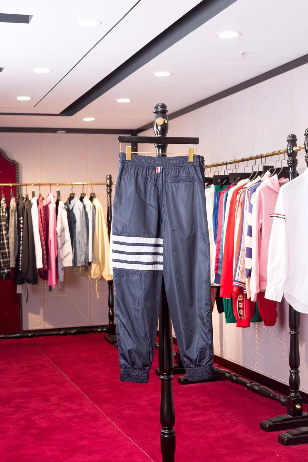Schwarze und graue Hose