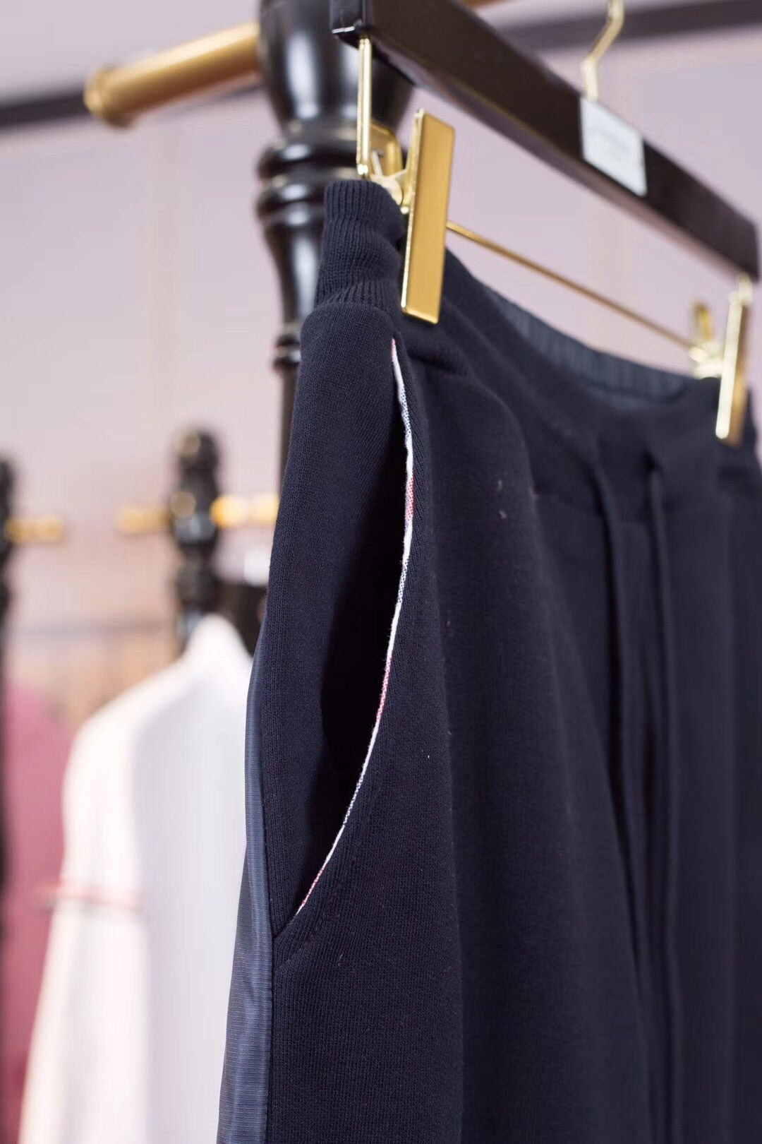 Schwarze und graue Hose