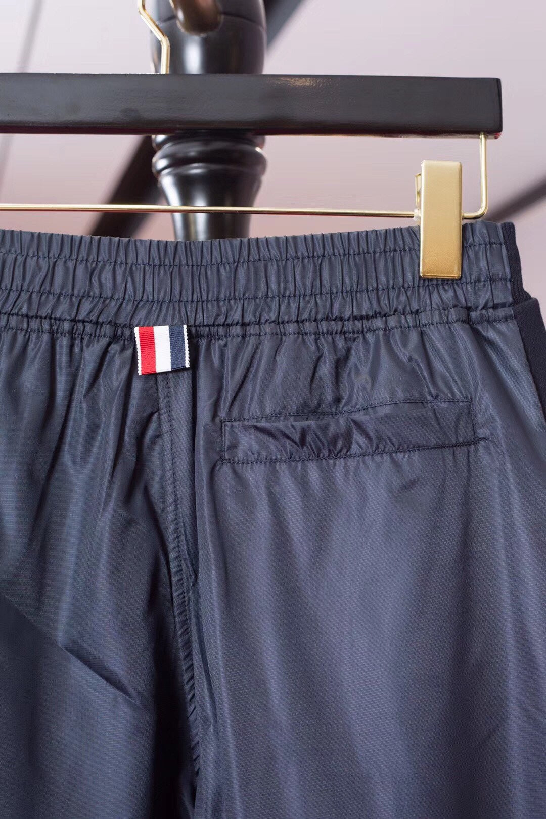 Schwarze und graue Hose