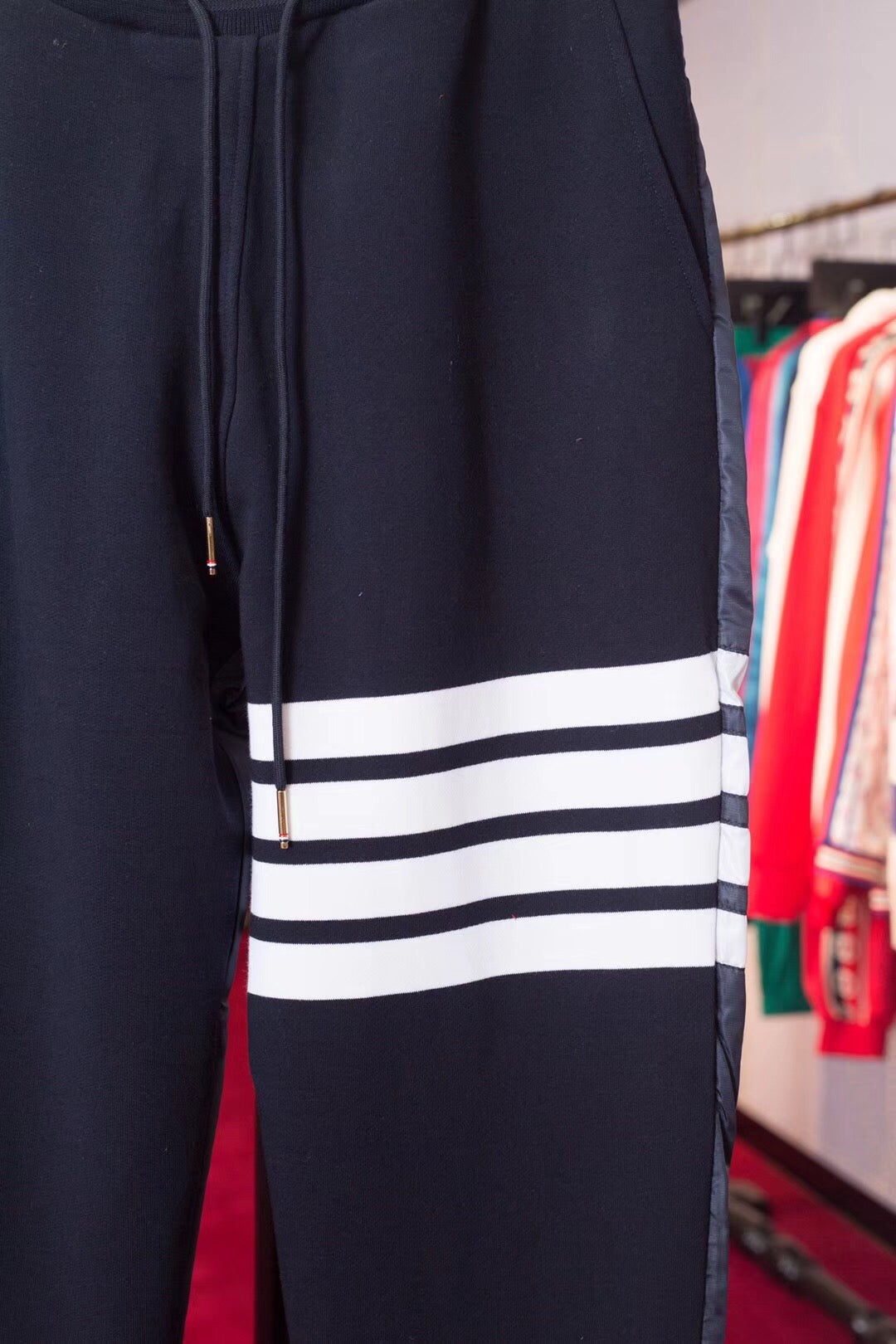 Schwarze und graue Hose