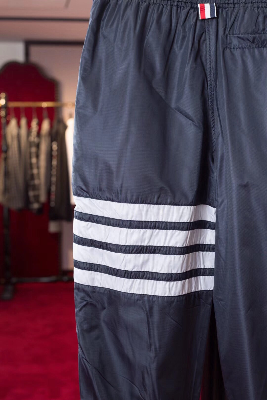 Schwarze und graue Hose