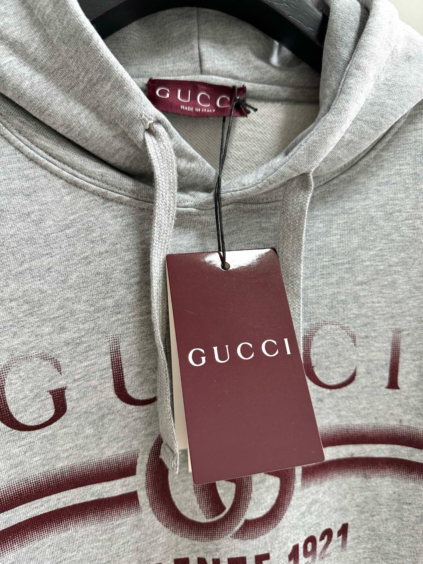 Sudadera con capucha gris
