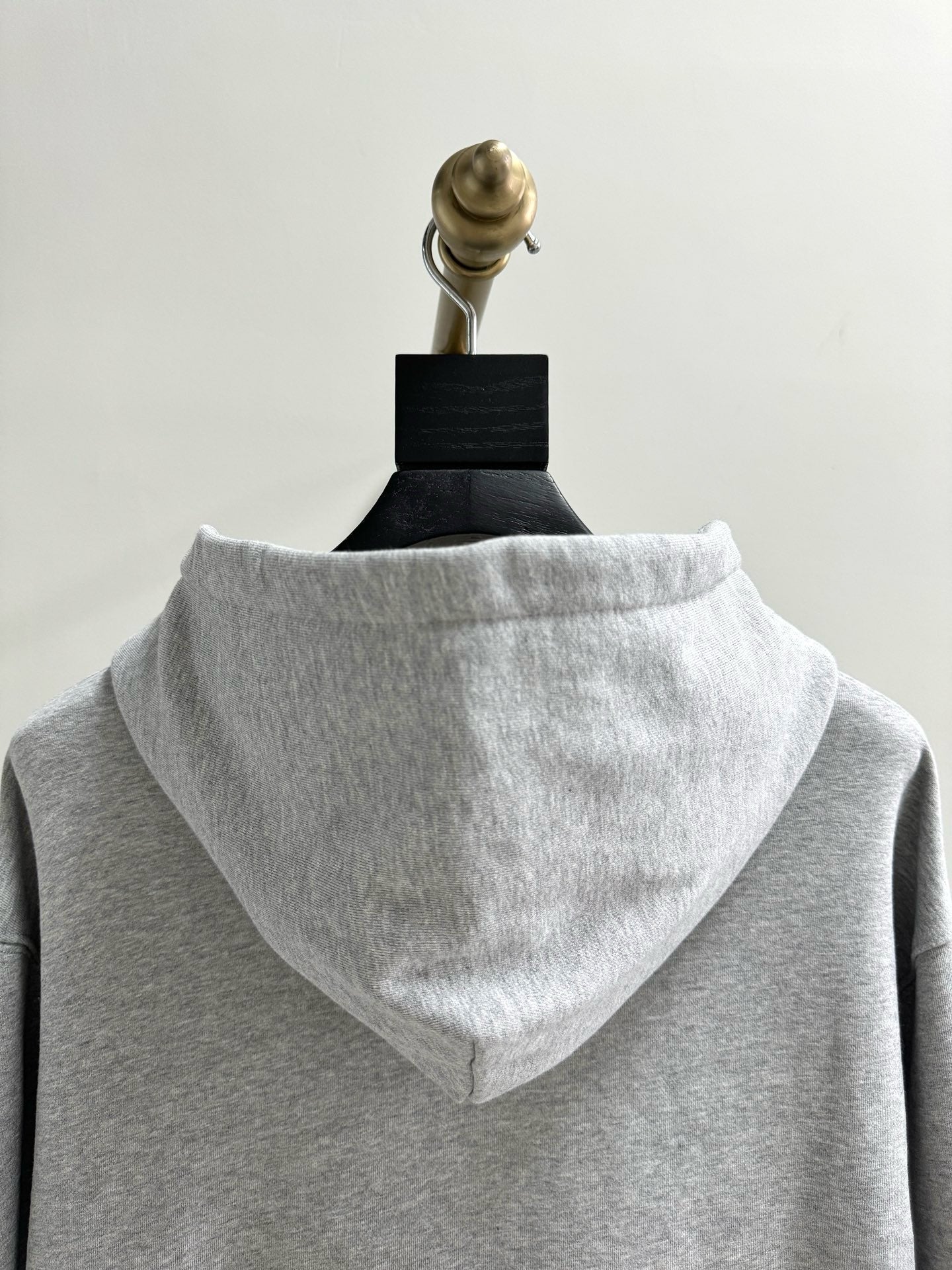 Sudadera con capucha gris