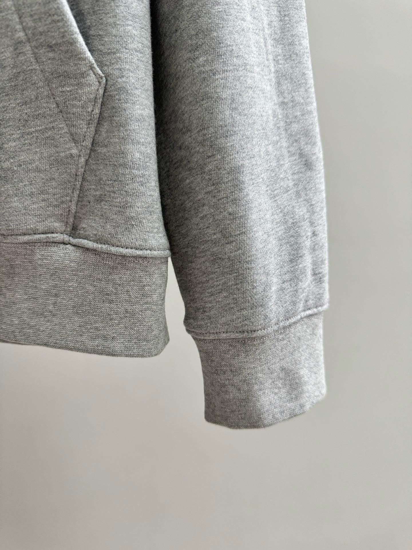 Sudadera con capucha gris