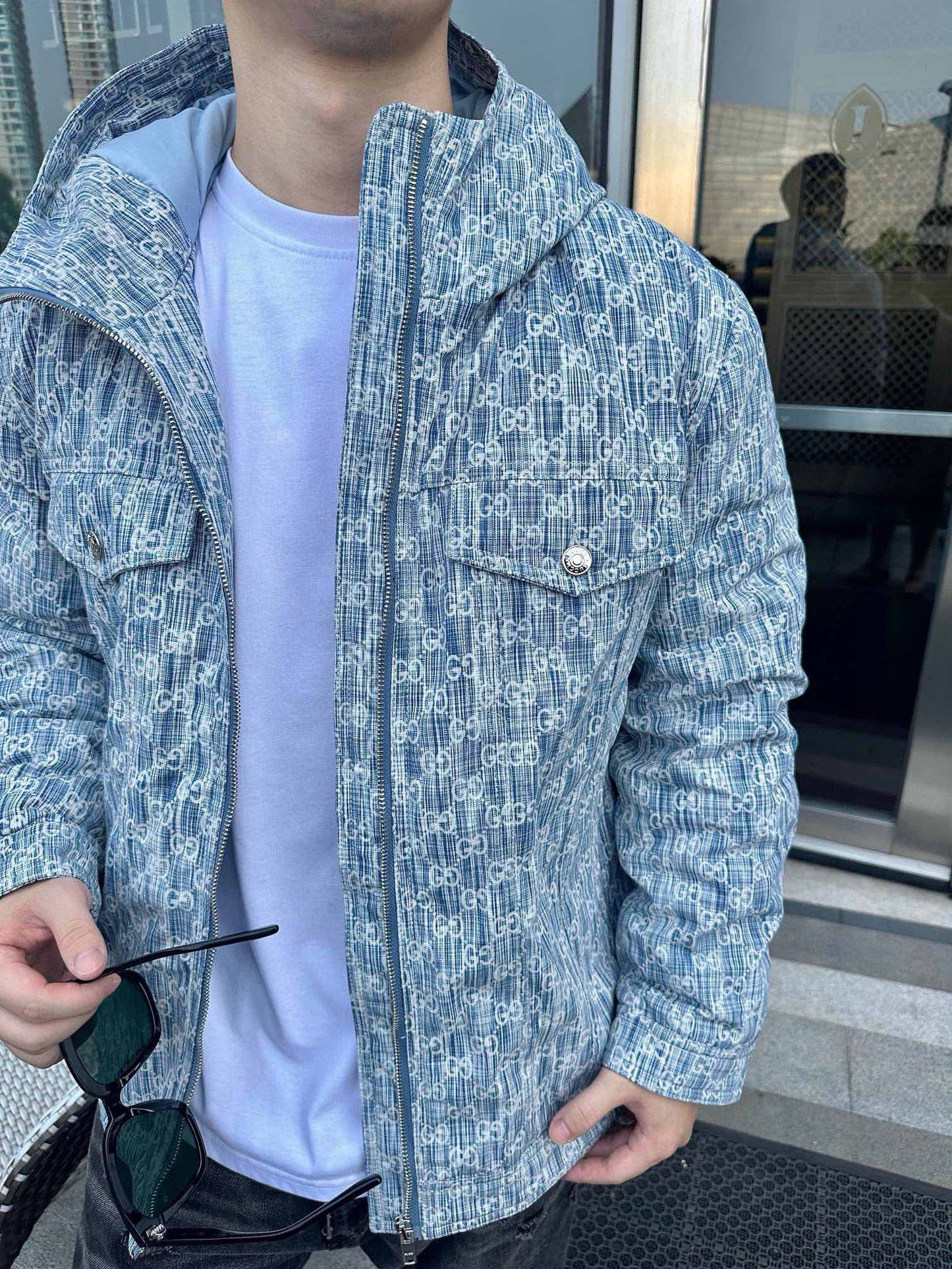 سترة زرقاء بيضاء