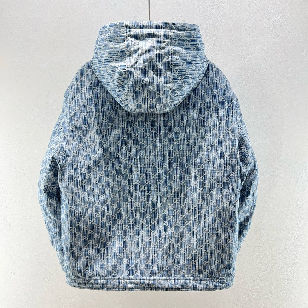 سترة زرقاء بيضاء