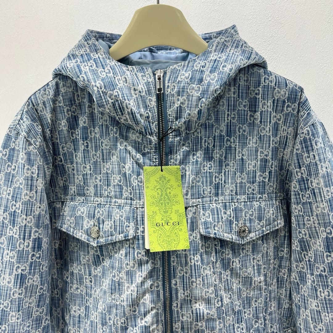 سترة زرقاء بيضاء