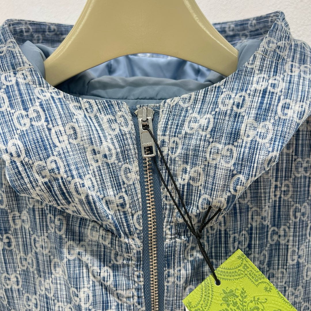 سترة زرقاء بيضاء