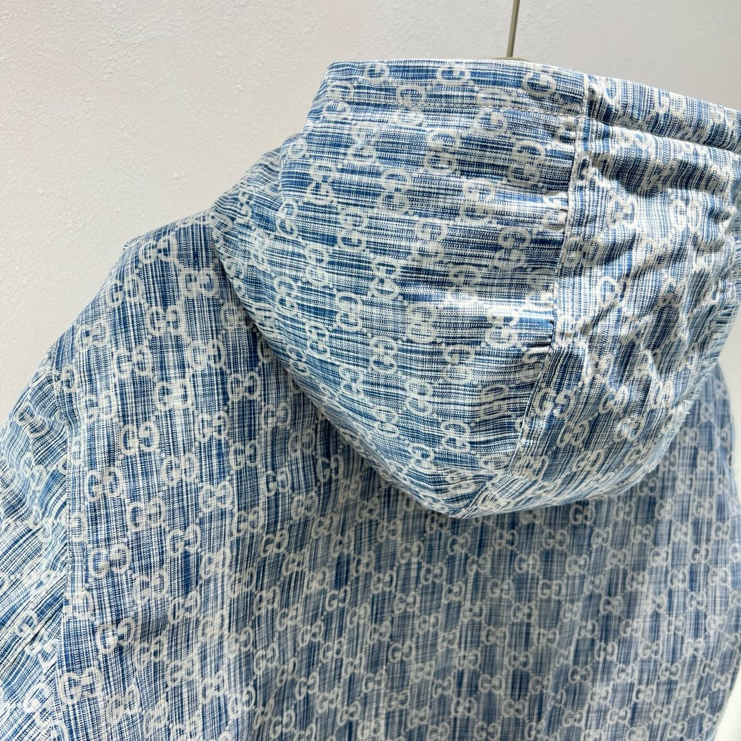 سترة زرقاء بيضاء