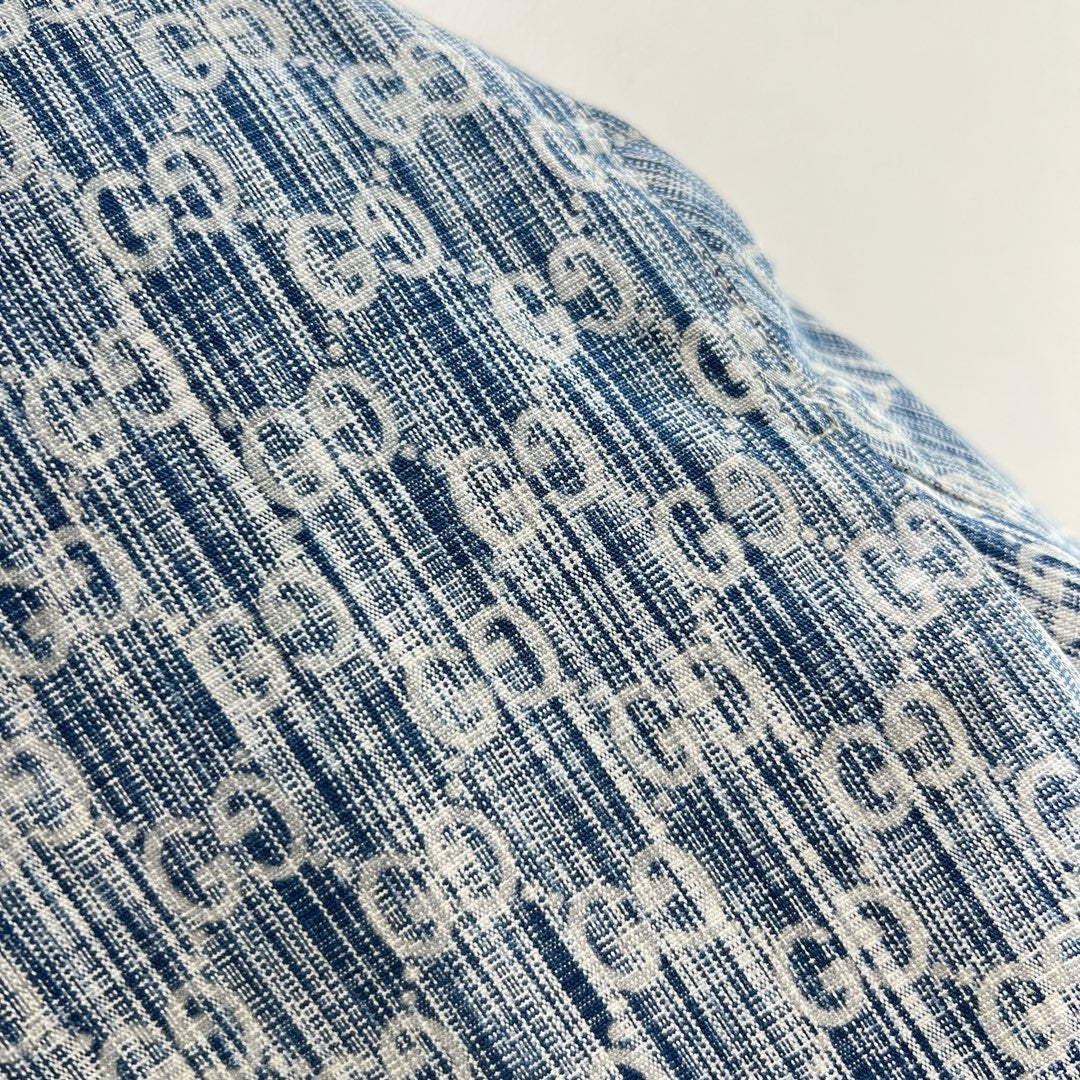 سترة زرقاء بيضاء