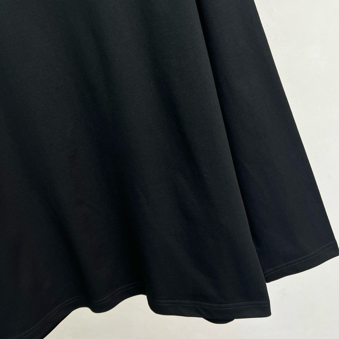 Schwarzes und rotes Trikot