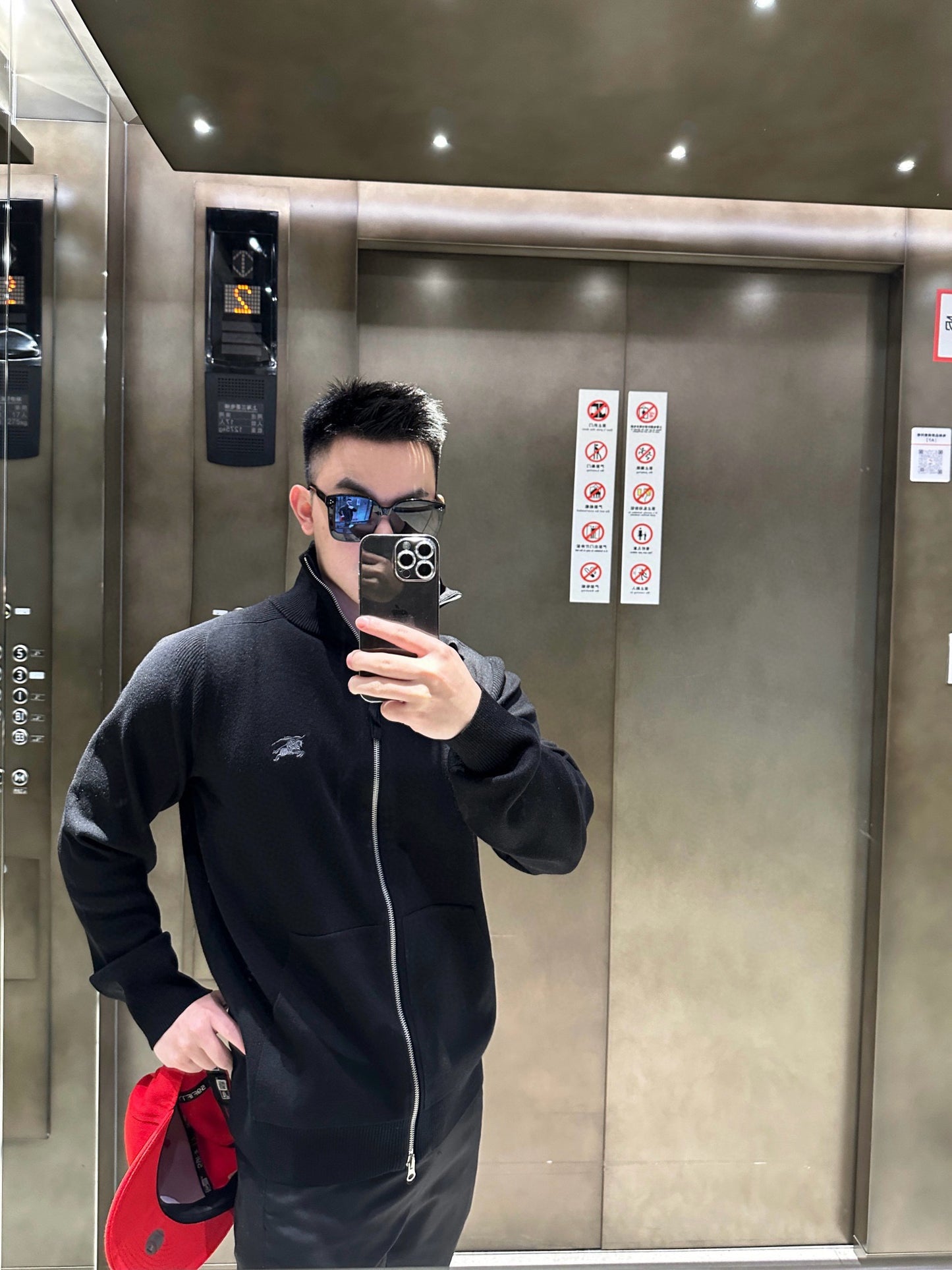 سترة بنية وسوداء