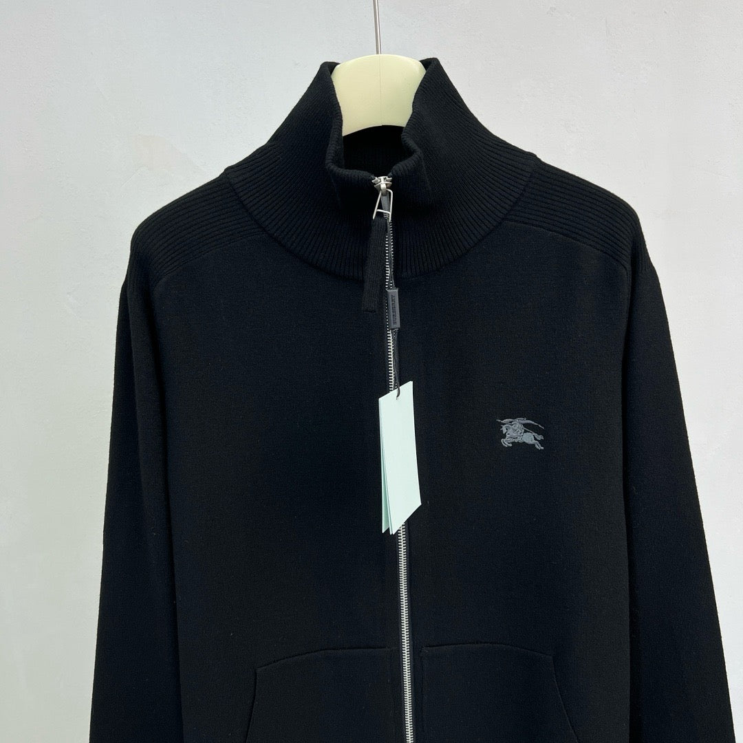 سترة بنية وسوداء