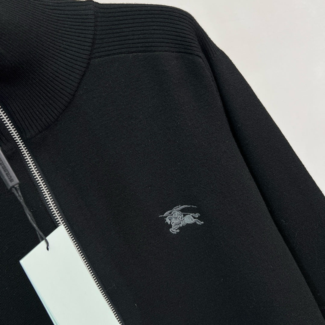 سترة بنية وسوداء