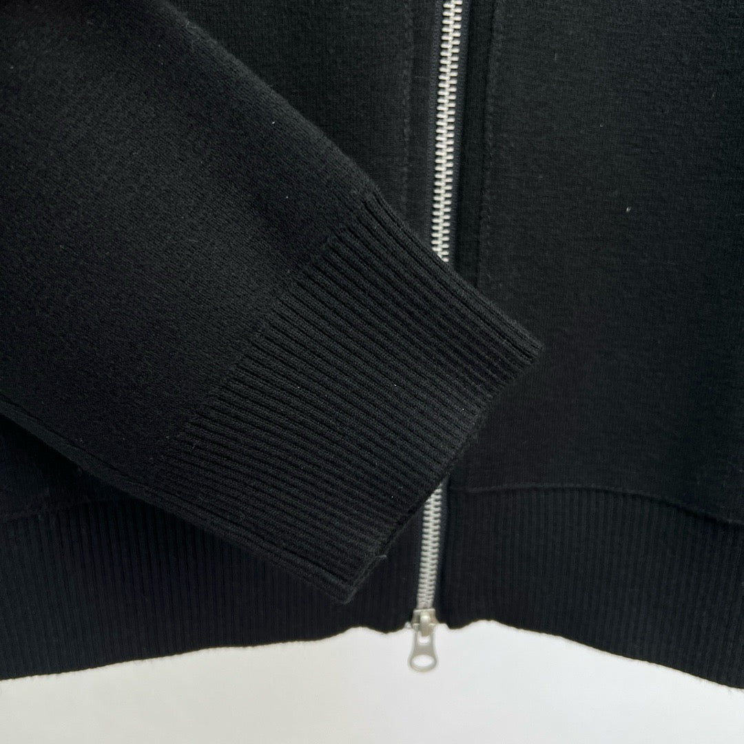 سترة بنية وسوداء