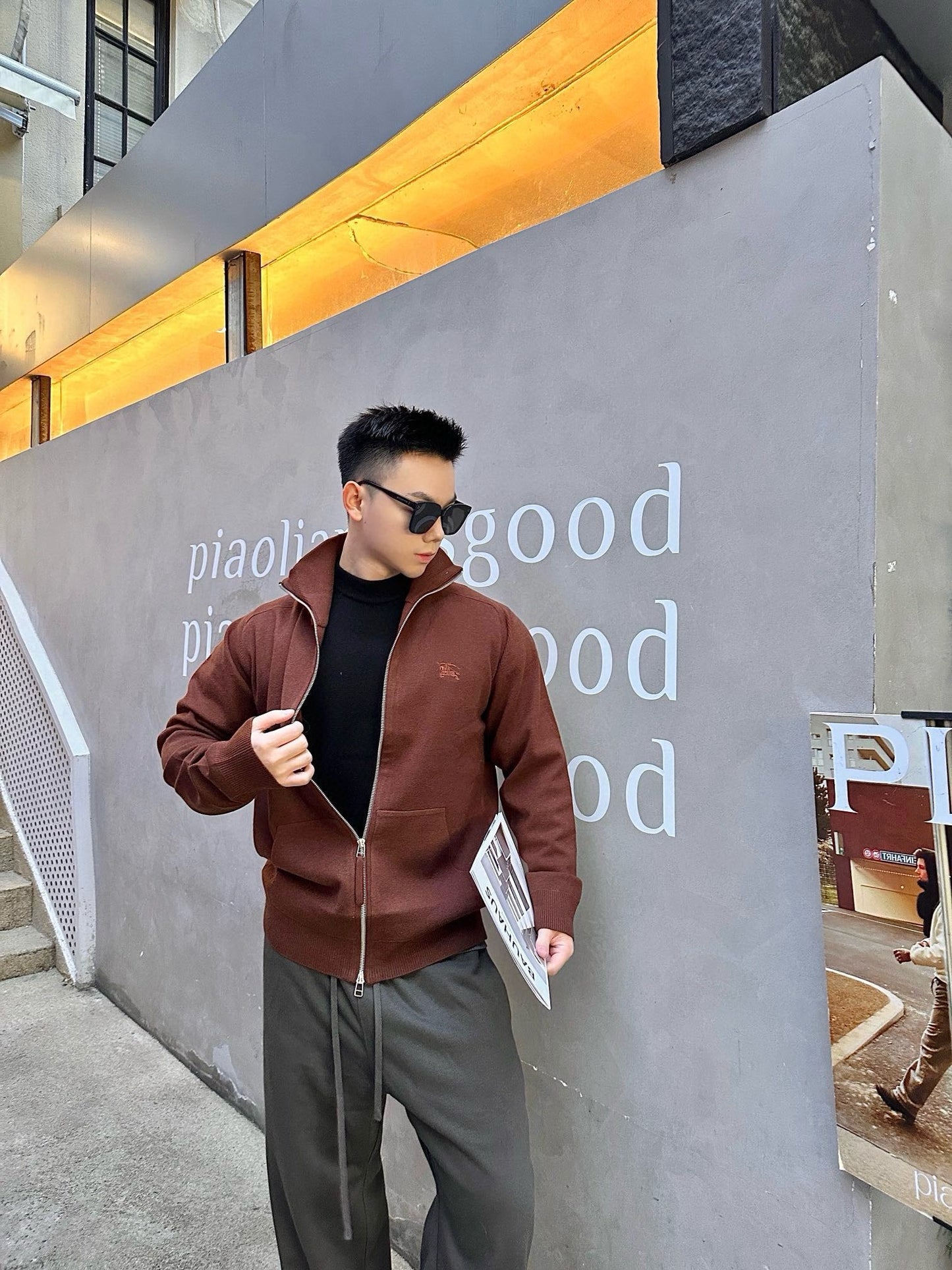 سترة بنية وسوداء