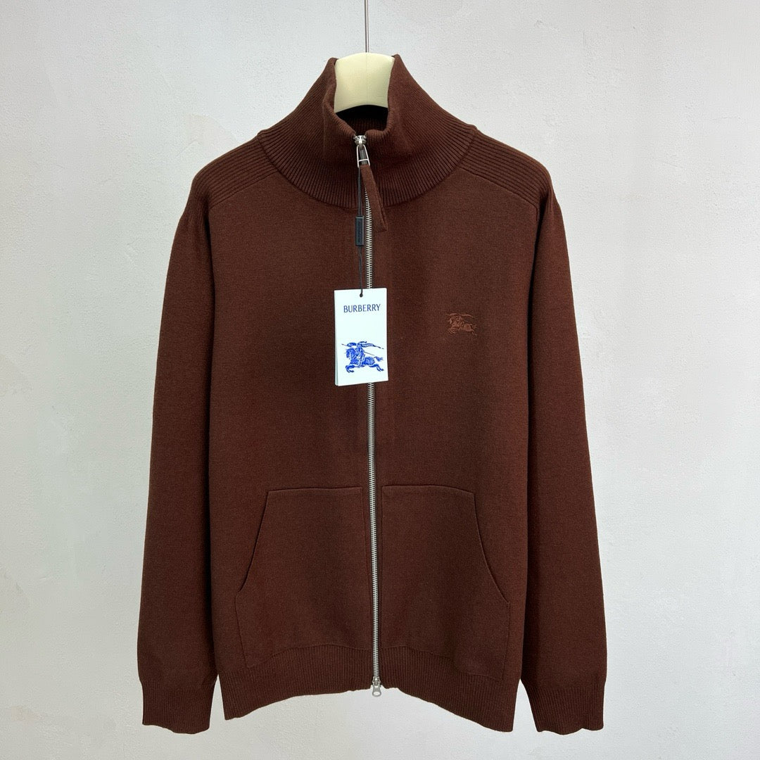 سترة بنية وسوداء