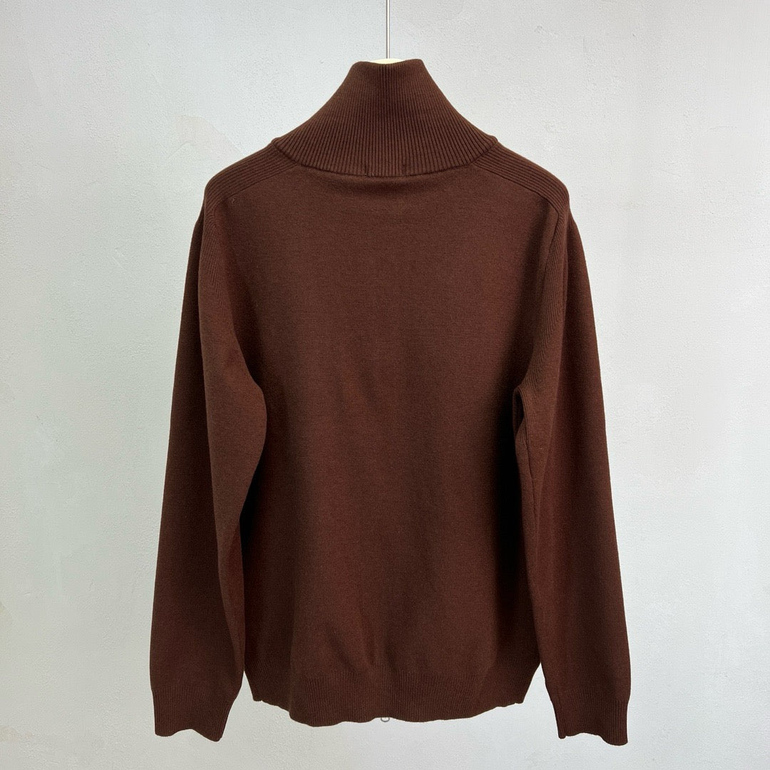 سترة بنية وسوداء