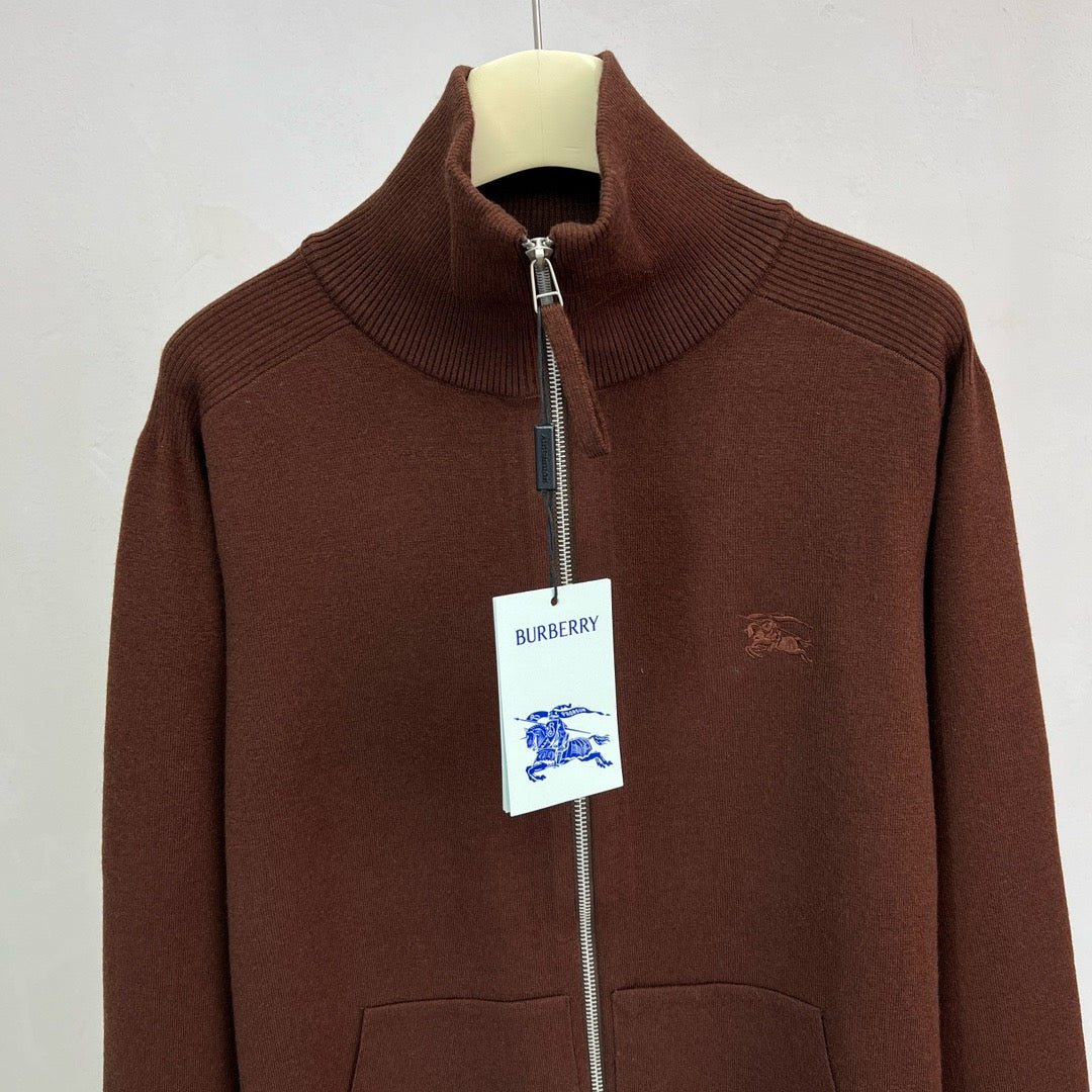 سترة بنية وسوداء