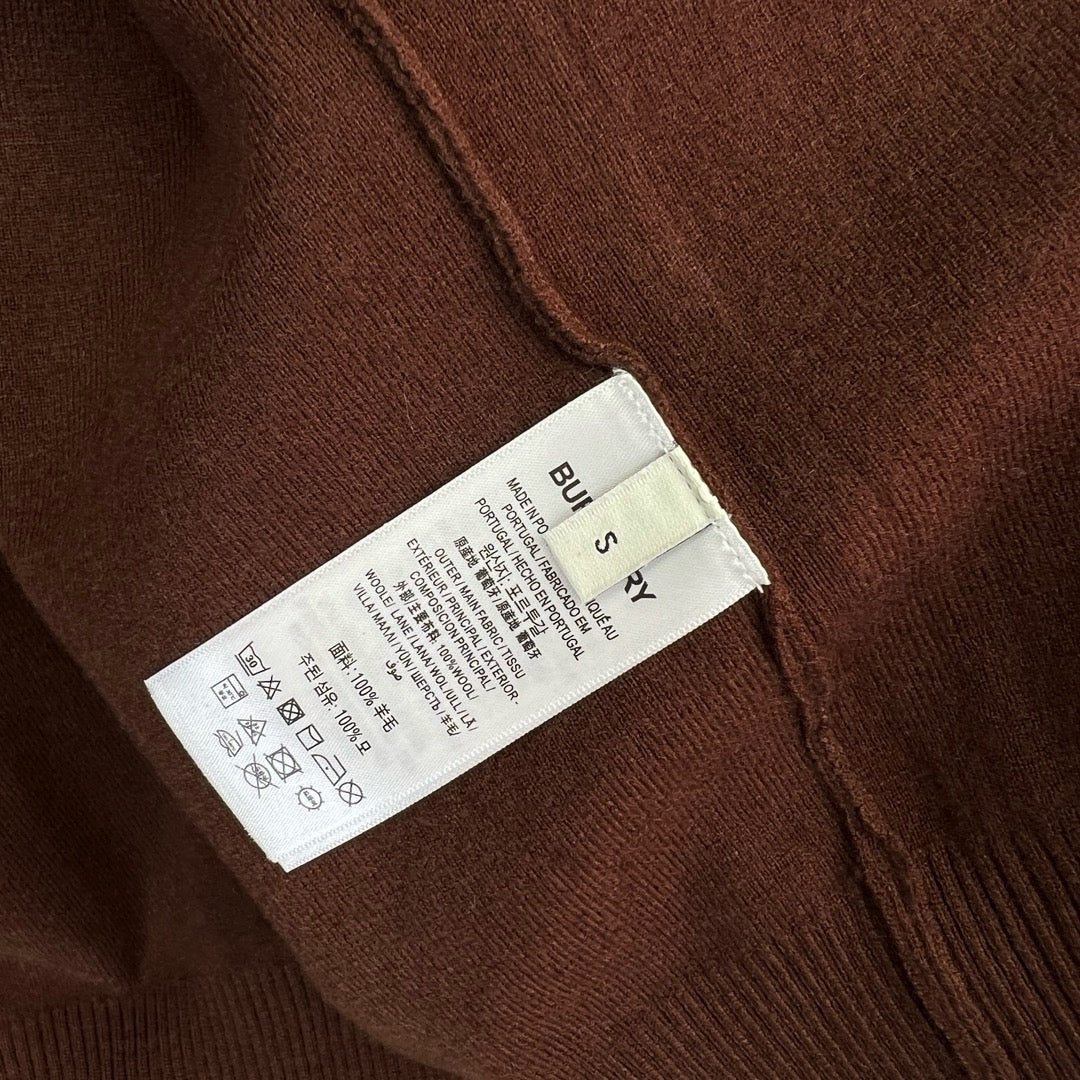 سترة بنية وسوداء