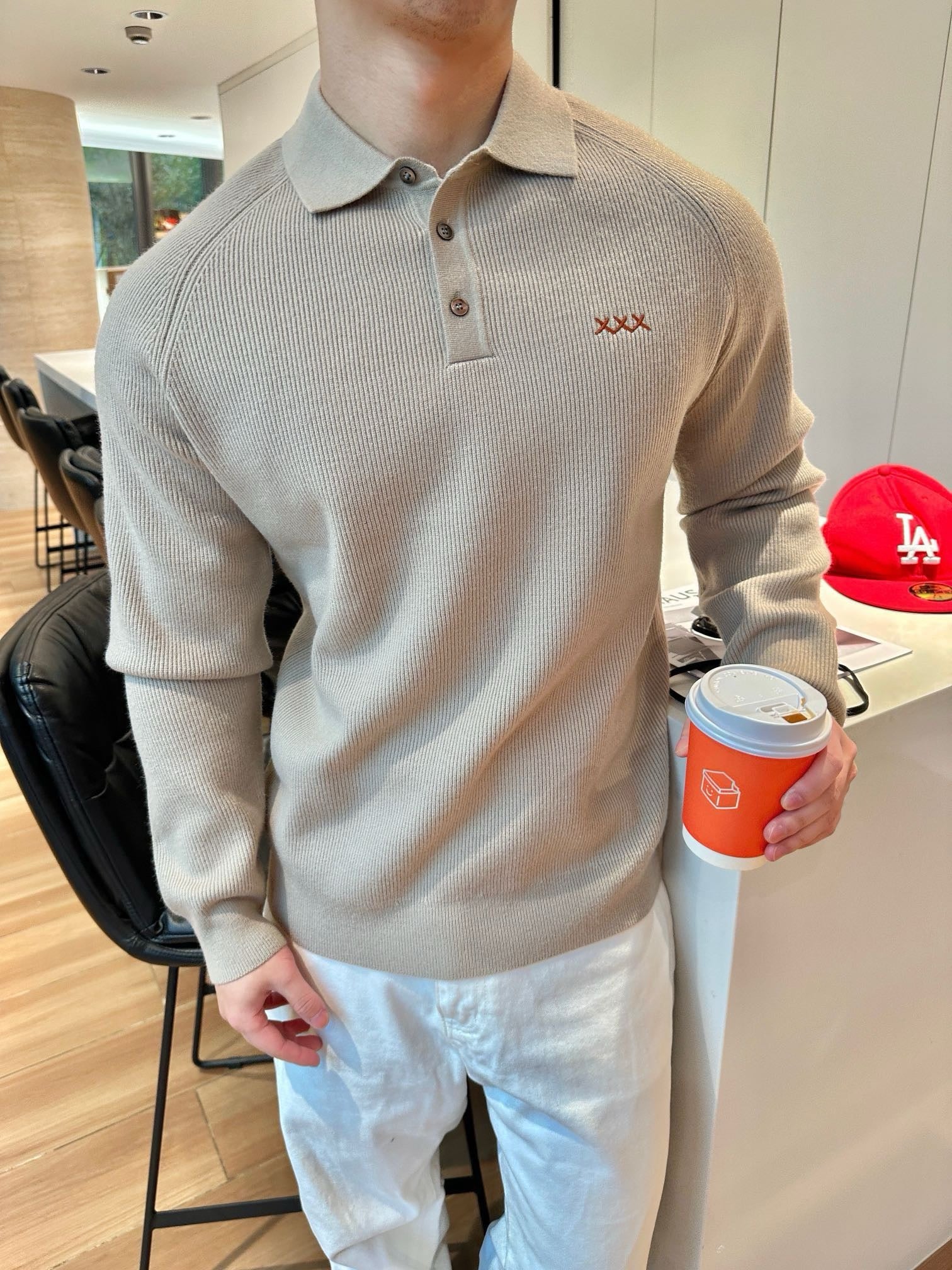 Jersey in Beige und Schwarz